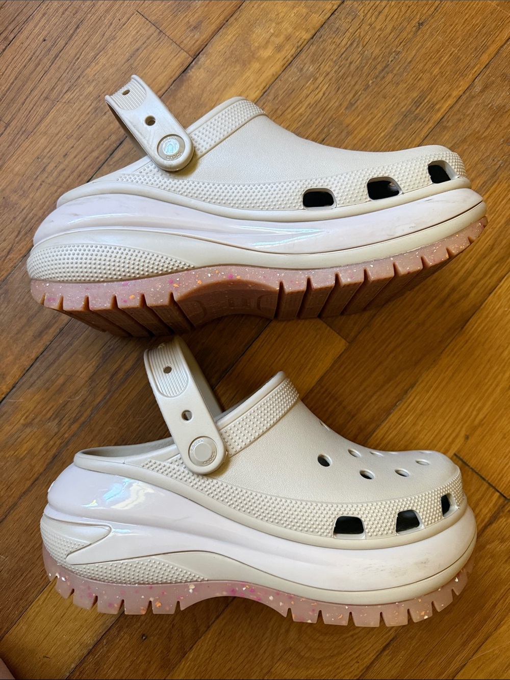 CROCS Mega Crush Clog in Chai